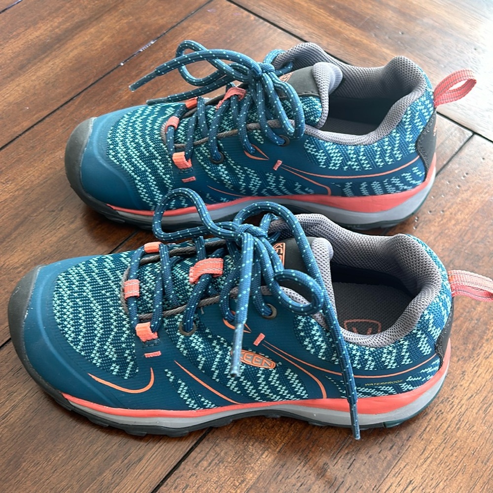 Keen unisex shoes size 1 youth. New sample shoe.